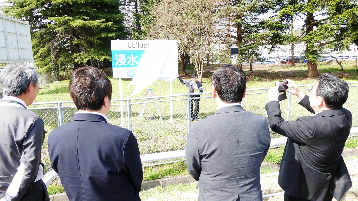 ワンコイン浸水センサ実証実験を視察する様子