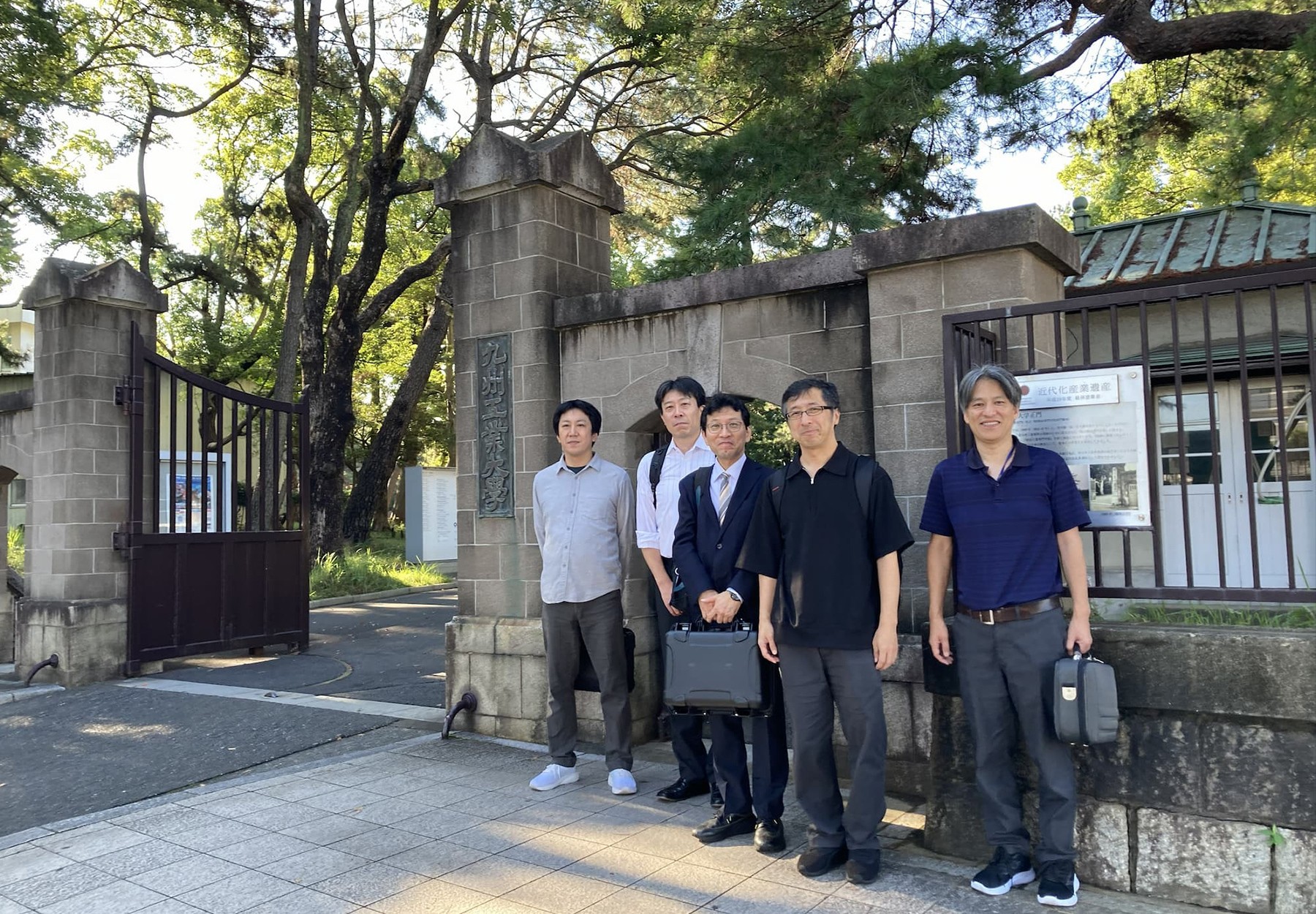 九州工業大学入口にて集合写真